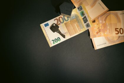 Carlos Cuerpo defiende alternativas al ahorro más allá de la vivienda