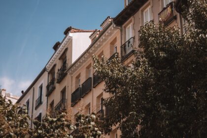De Guindos vincula el aumento de la inmigración con la tensión del alquiler en España