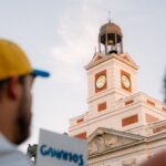 Dos jóvenes acampan en Sol durante las protestas por la vivienda