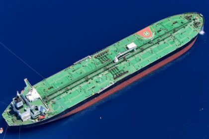 El encarecimiento del transporte suma hasta 35 dólares al barril y sostiene el precio del brent