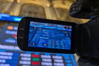 El Ibex 35 cae un 1,49% por la crisis política y los disturbios en Francia