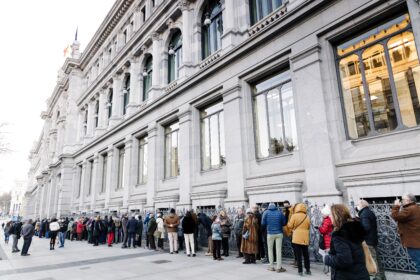 España prevé reducir su deuda pública frente al aumento global, según el FMI
