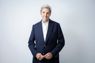 John Kerry critica la autorización de Trump para comprar petróleo ruso: “Es contraproducente y peligrosa”