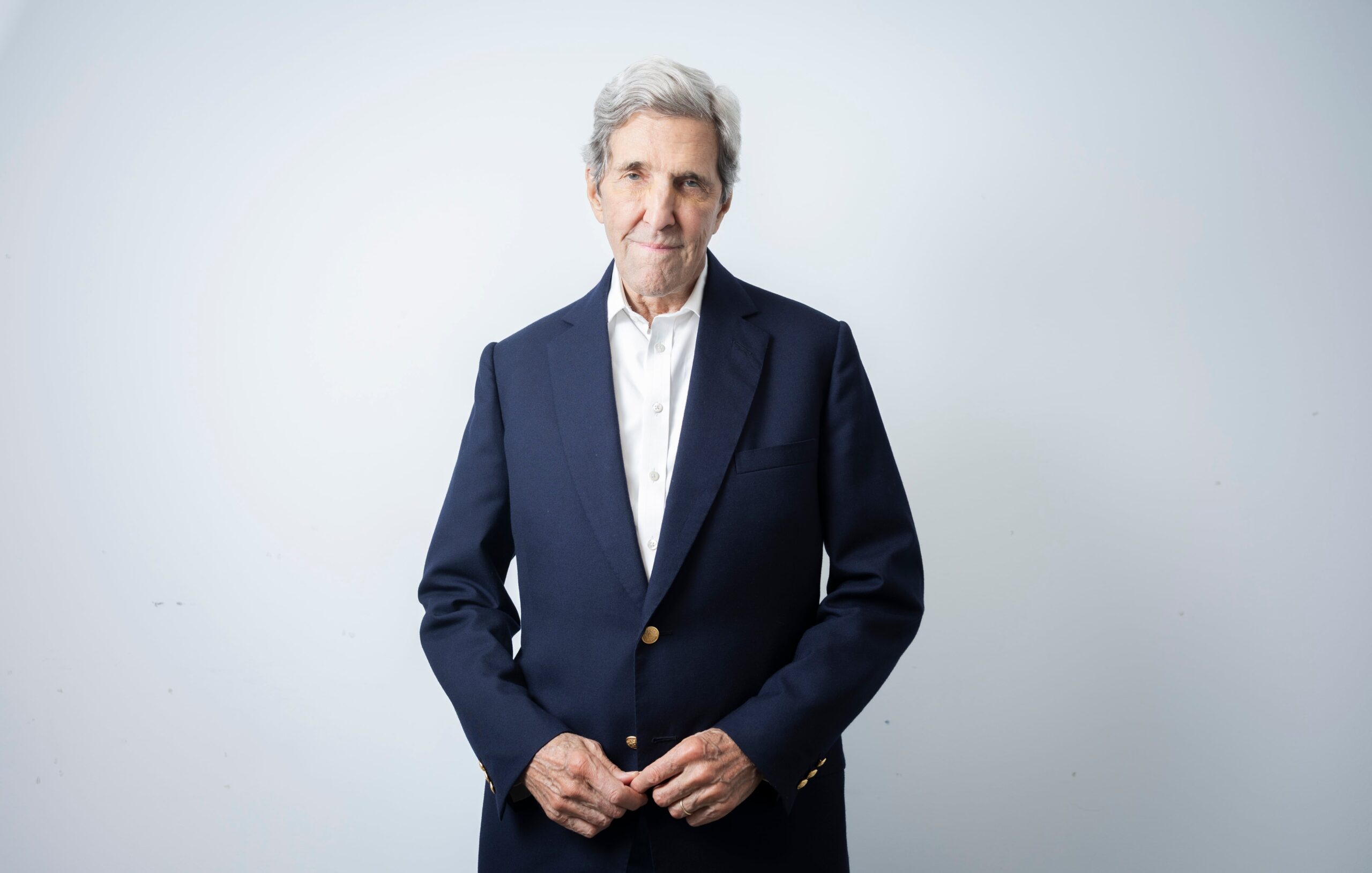 John Kerry critica la autorización de Trump para comprar petróleo ruso: “Es contraproducente y peligrosa”