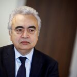 La AIE cifra en 1.100 millones de barriles las reservas disponibles y acelera la liberación de diésel