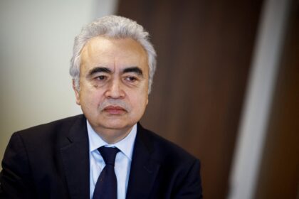 La AIE cifra en 1.100 millones de barriles las reservas disponibles y acelera la liberación de diésel