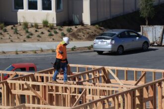 La construcción afronta el reto de aumentar la vivienda con menos mano de obra