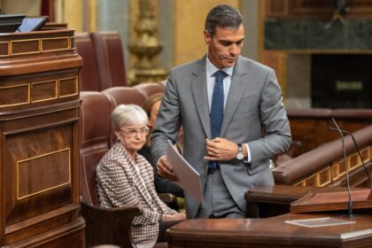 Sánchez evalúa el malestar contra la derecha antes de decidir un posible adelanto electoral