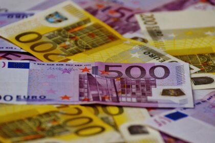 Trabajo activa el proceso para elevar el salario mínimo antes de las elecciones generales